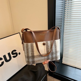 672989 High-Quality Bags